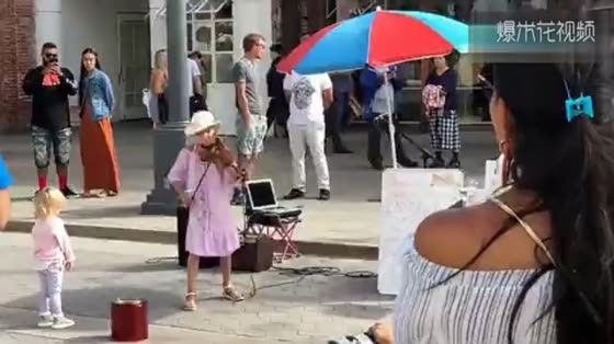 It's a prodigy. A 9-year-old girl plays violin on the street and plays Despacito, a world famous song.