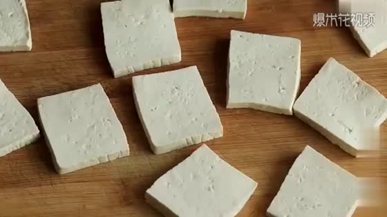 This method of tofu is spicy, sour and refreshing, especially appetizing.