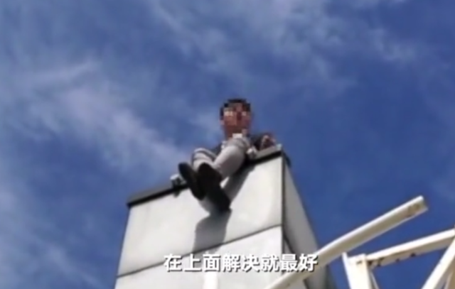A man in Shanghai who jumped from a building with his pregnant wife after his resignation made the same claim in Guangzhou