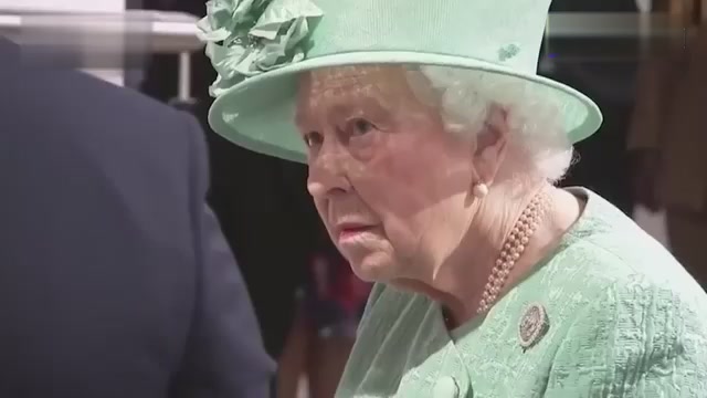 The 93-year-old Queen of the United Kingdom first learned self-help checkout, she asked the clerk with a serious face: Can she leave without paying?