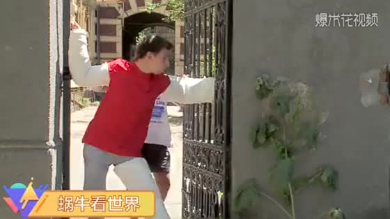 In a prank, the man got stuck in front of the door and blocked the exit. Meimei was anxious to go out. It was so funny.