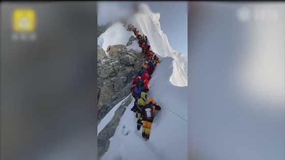 Dreaming or adventure? The climbers lined up for 3 hours to climb Mount Qomolangma, causing many deaths.