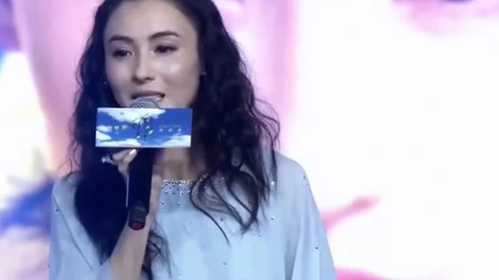 Cecilia Cheung posed with a mysterious man with a big diamond on his middle finger, suspecting to expose a new love affair