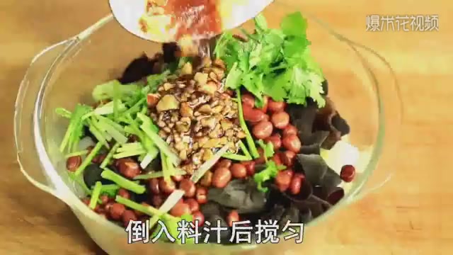 New ways of eating Chinese cabbage and peanuts are delicious.