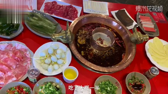 Happy and disgusting. Men eat more than 10 worms in hot pot. Shopkeepers, not maggots.