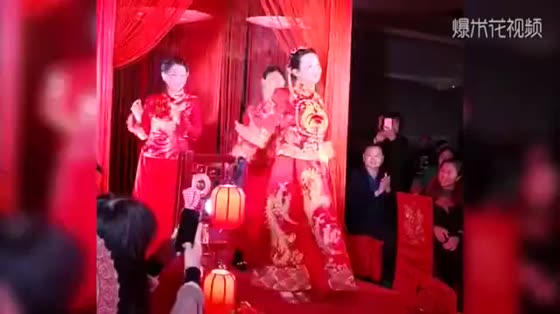 It's so happy to marry a wife like this. The dance for her husband at the wedding is so charming.