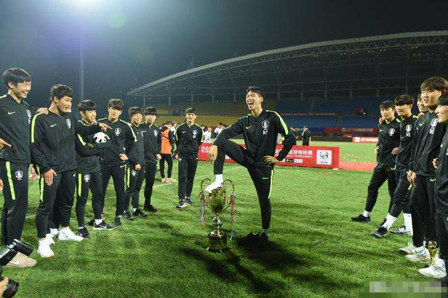 After the Korean team won China,they stepped on the trophy and made indecent moves.The Korean team apologized publicly