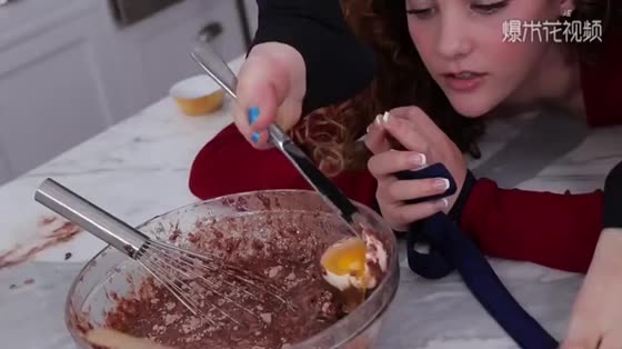 Hoax, beautiful women make chocolate cake with their feet, which makes people admire.