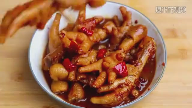 One dish is not enough to chew red-stewed chicken feet, the more chewing the more powerful