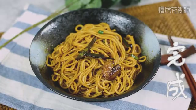 A bowl of Garlic-scented dry noodles in spring is so refreshing.