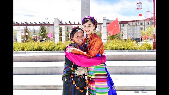 Angelababy appeared in Tibet to do public welfare, personally cultivated potatoes and super-grounded gas.