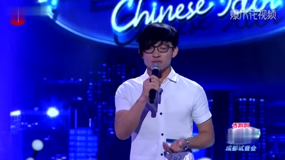 Voice of the Chinese Dream is the first woman dresser in the history and won unanimous praise from the judges.