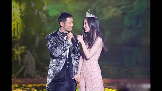 Huang Xiaoming and Angelababy attended the event full of love, intimately for the wife to pull the skirt, and broke the rumors of divorce.