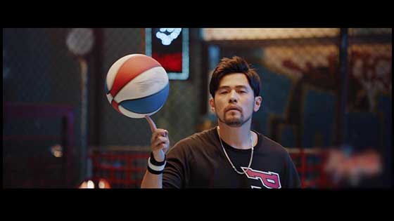 Jay Chou late night school playing basketball, fans collectively use mobile phones to illuminate the stadium.