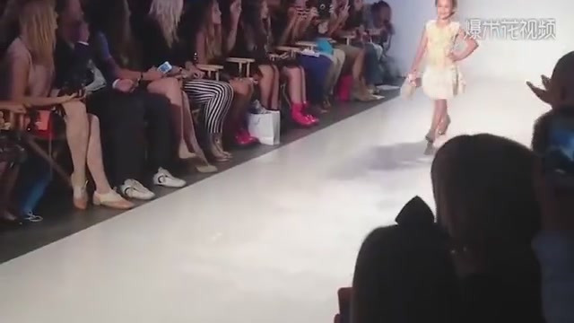 Foreign fashion shows, little girls carrying bags show, really look like.