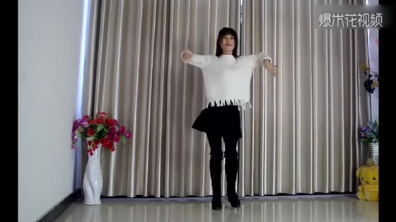 Long-haired little sister dances "Paradise Pure Land" very lovely, each action has a spirit.