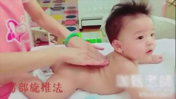 Mother insists on massaging the child's feet and may help the child develop the brain!