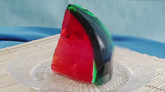 Watermelon jelly, bright color, smooth taste, instant entrance, is a snack that children like to eat