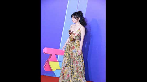 Liu Yan walked on the red carpet and wrestled unexpectedly. Then Weibo responded with humor and showed high emotional intelligence.
