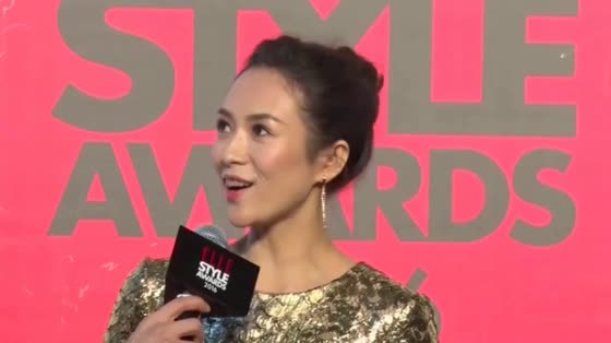 Zhang Ziyi hurried home before Xingbao went to bed. A picture showed how much she loved her daughter.