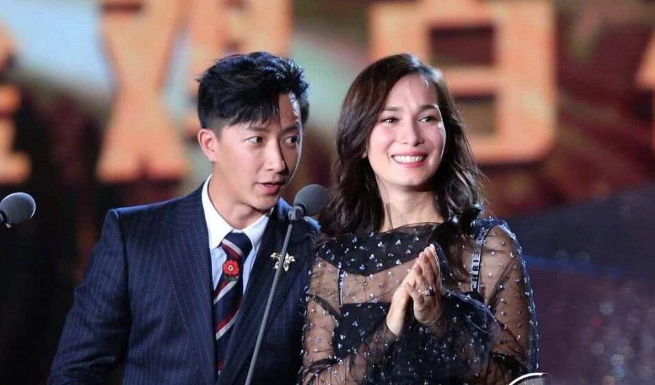 Get married? Celina Jade and Han Geng share the same frame for the first time after sunning the diamond ring, just like a newly married couple.