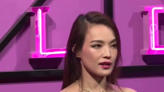 Shu Qi accidentally fell at the event and the fans responded.