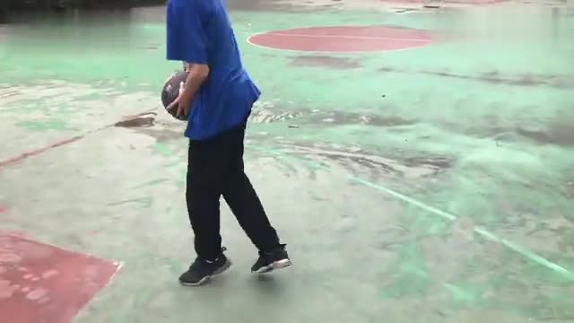 Pupils imitate Cai Xukun to play basketball