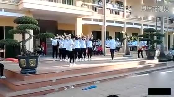 Female high school students were so fierce that they danced red dances all over in one breath.