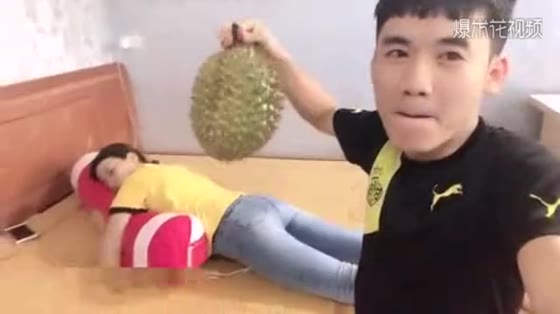 As a prank, the dead man threw down the 8-kilogram durian in an instant, and the next scene was too much for his sister.