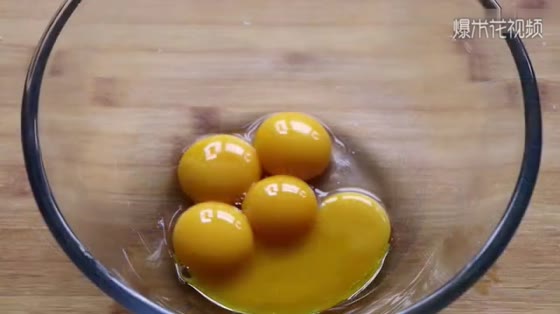 Five yolks, teach you how to make crisp snacks, instant entrance