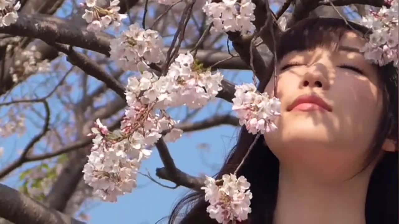 Pure beauty in spring is a beautiful portrait, fully integrated with the scenery! 