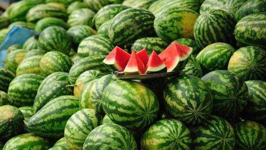 Microblog wins 30,000 kilograms of watermelon. All female students give it to bus drivers.