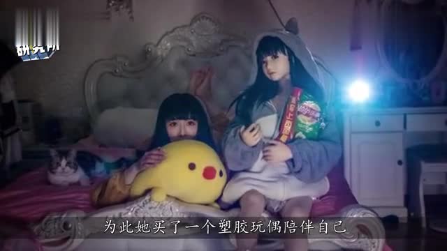Everything is because of loneliness. After 90, beautiful women buy plastic dolls and sleep together.