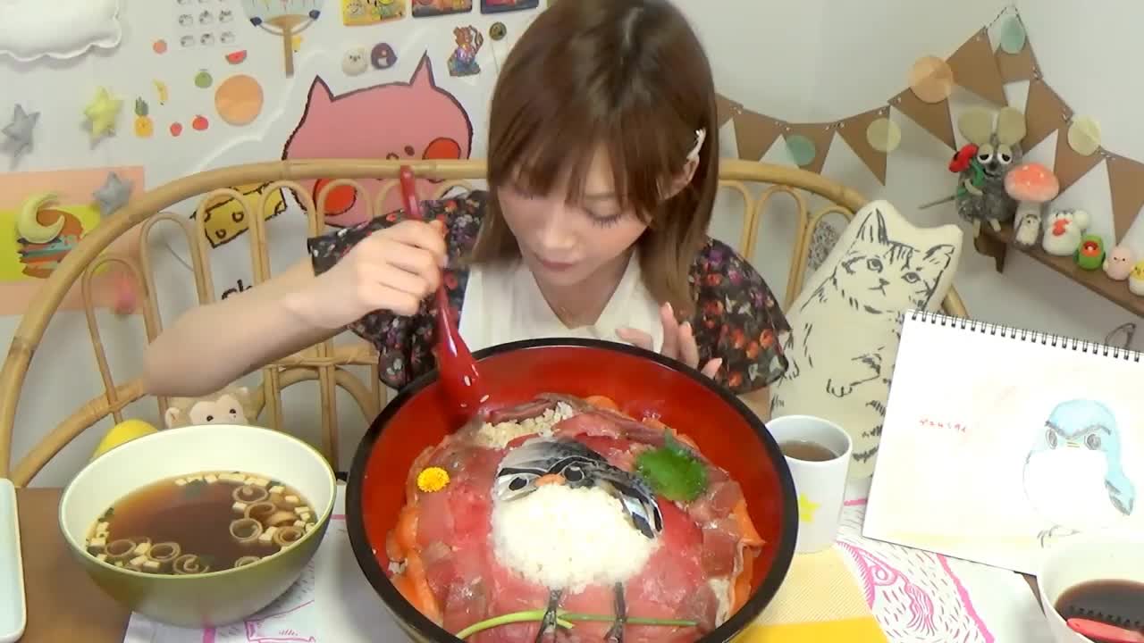 Miss Daweiwang, a Japanese beauty, has a surprising amount of food. She has eaten a huge bowl of tuna rice!