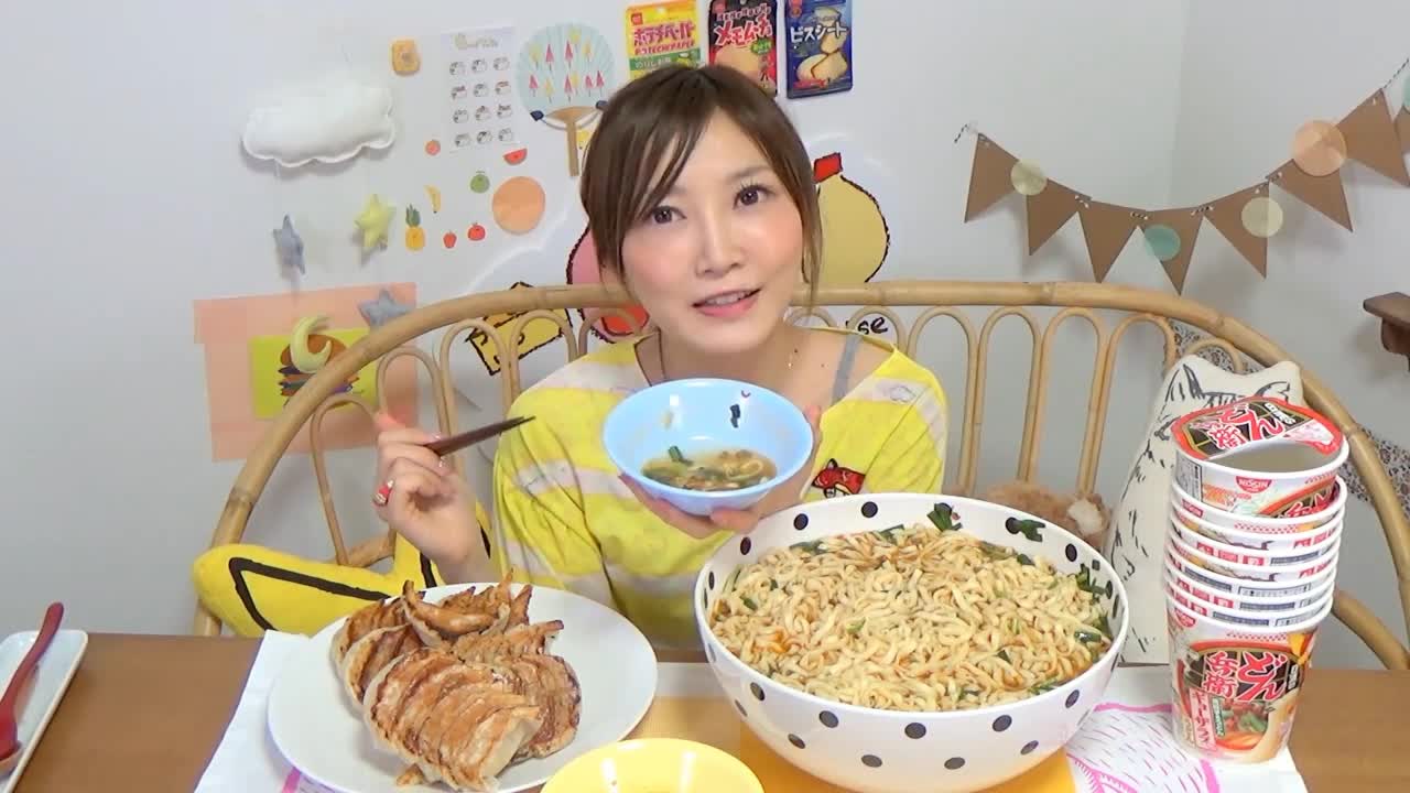 Japanese beauty Big Stomach King, swallow 30 big dumplings + 8 bowls of noodles 5.3Kg!