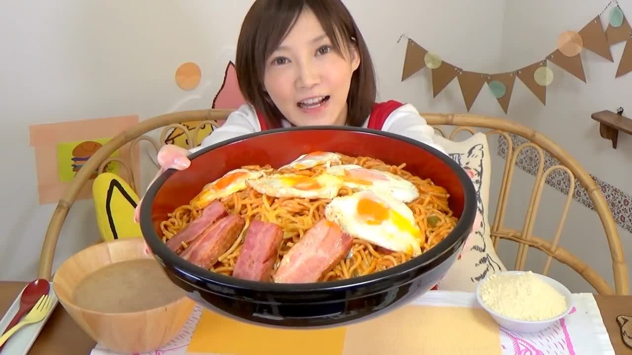 Miss Daweiwang, a Japanese beauty, has a surprising amount of food and inhales extra large portion of bacon noodles.~