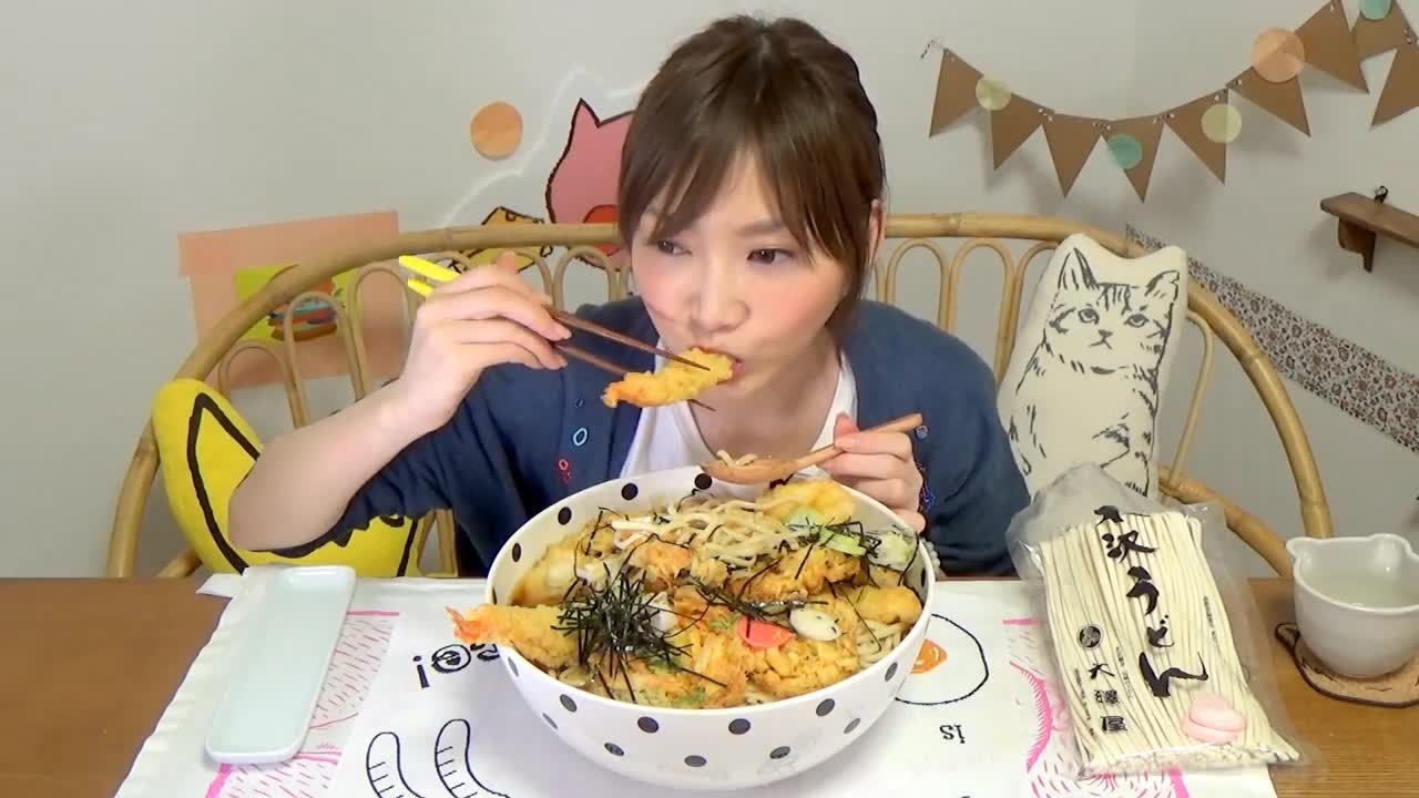 Miss Daweiwang, a Japanese beauty, has a surprising amount of food. She inhales special Tianfu noodles!