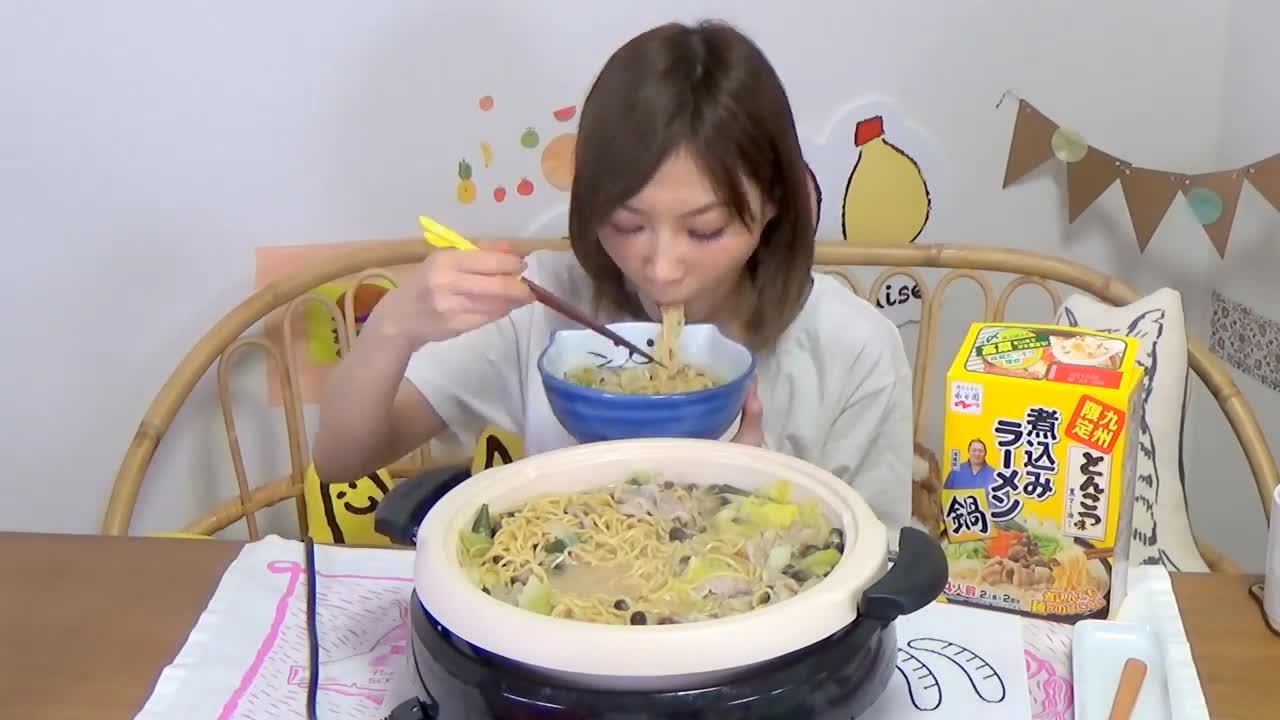 Miss Daweiwang, a Japanese beauty, made delicious pork stew noodles~