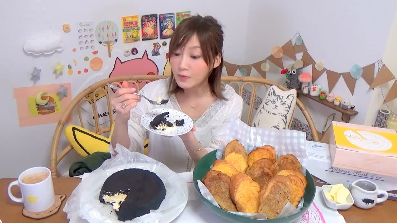 Japanese Beauty Eats Cheese Cake! Twelve pieces of French toast!