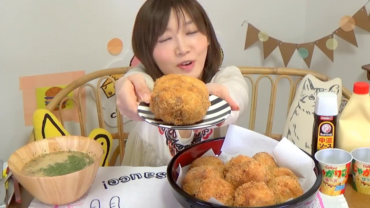 Miss Daweiwang, a Japanese beauty, has a surprising appetite of 10 large cheese crisp meatcakes.