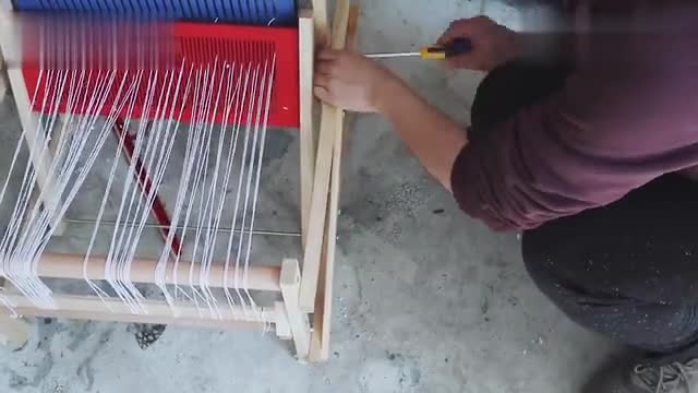 Here comes the loom, which is decided by the open-box video, and finally can make a scarf!!!