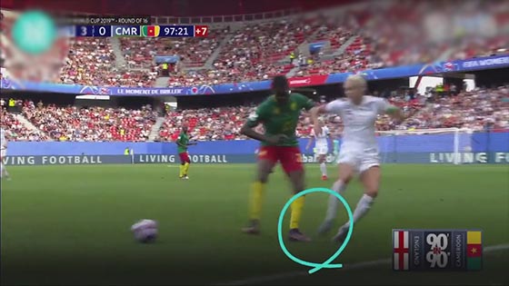 The Chinese referee World Cup was pushed by the Republic of Cameroon players. Netizen: You should give the card directly.