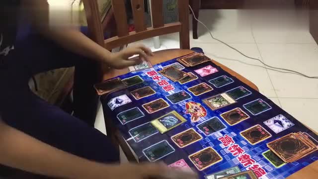 Primary school students play card games Wang Zhiqing Bailong
