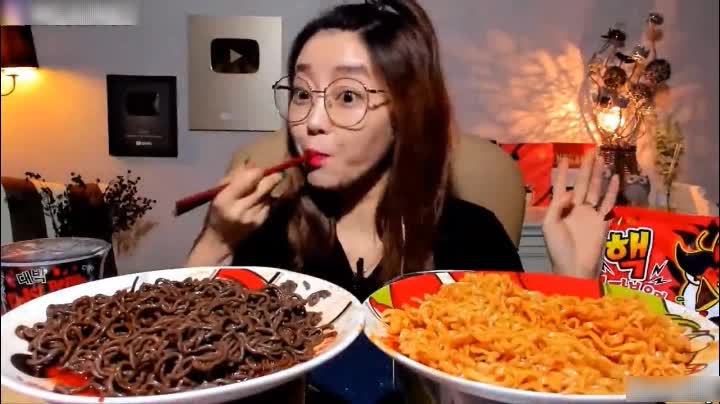 Korean beauty Daweiwangshi eats two large portions of pasta!