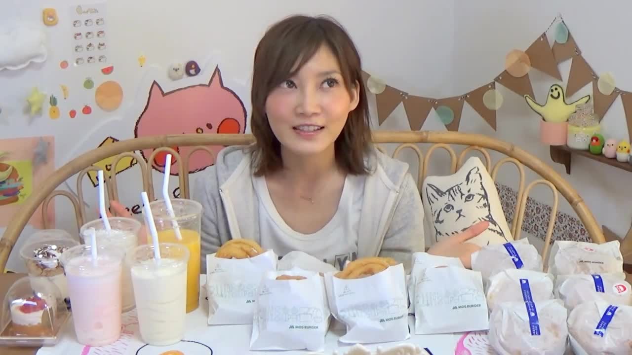 Miss Daweiwang, a Japanese beauty, eats an astonishing amount of food and sips creamy cheese and onion rings.