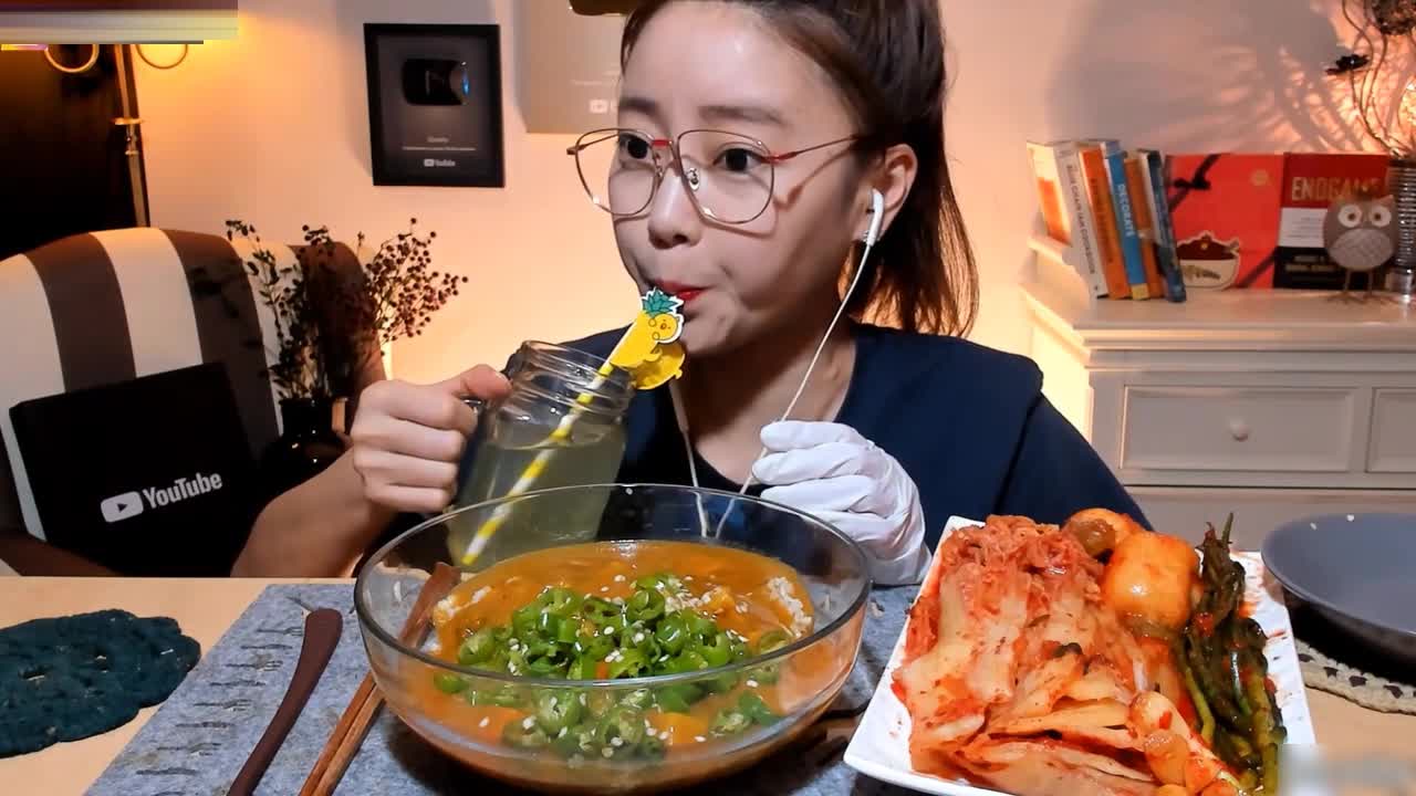 Korean beauties eat amazing amounts of curry and look delicious