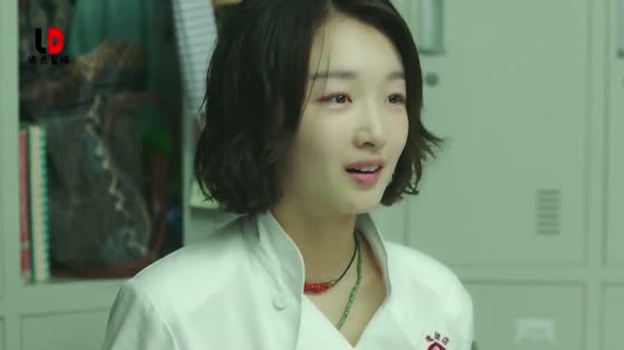 Zhou Dongyu tried only one bite of each dish to keep fit.