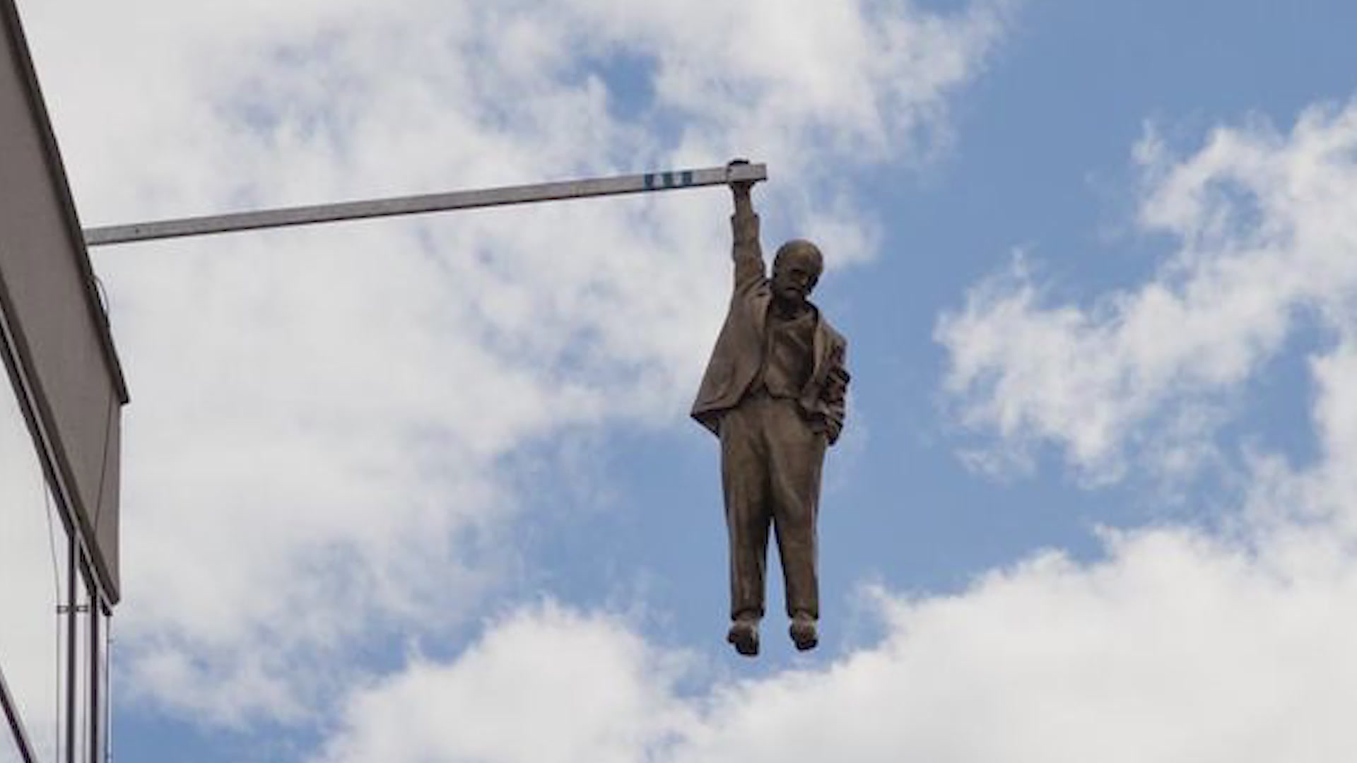 The only human sculpture hanging in mid-air in the world has frightened many tourists. Who is he?