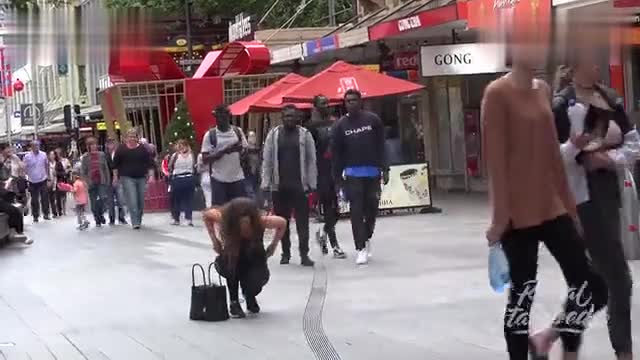 [prank] Beautiful women bend down deliberately to reveal T-shirts on the street. How do passers-by react when they see them?