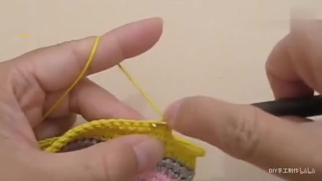 "Hand Knitting Series" teaches you how to knit pen bags with wool. It's very creative!